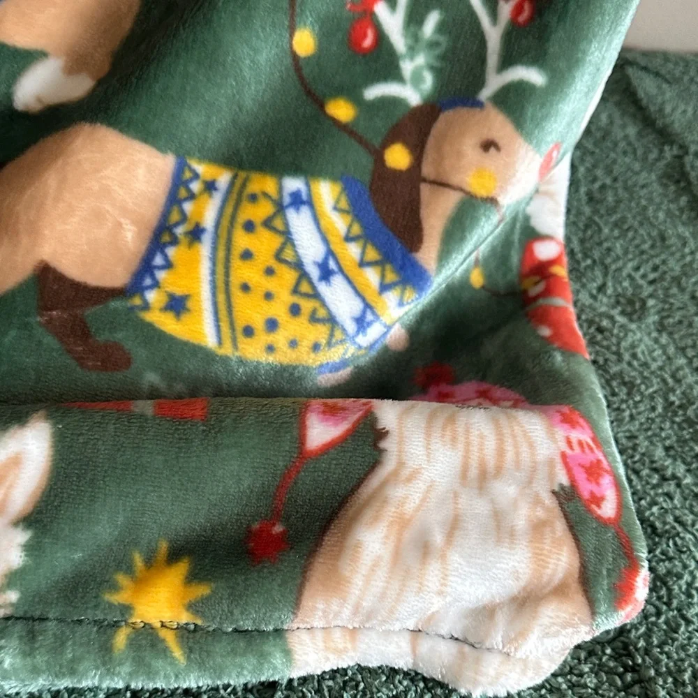 Envogue Holiday Christmas Festive Dog Plush Throw Blanket Oversized NEW!